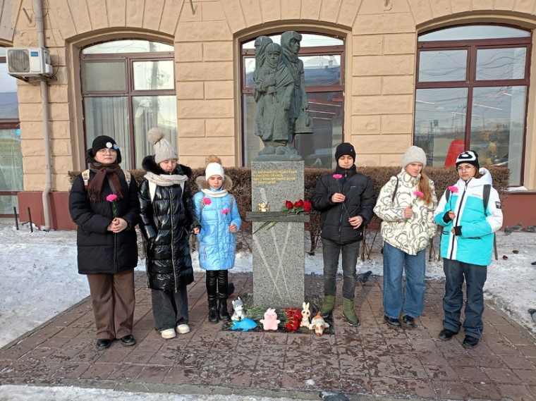 Митинг у памятника детям блокадного Ленинграда.
